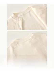 Vista dettagliata dello scollo della tutina per neonati con chiusura a scatto