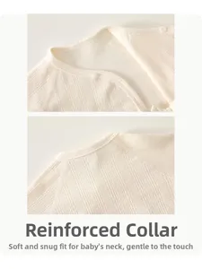 Détail de haut en coton pour nouveau-né avec texture à fines côtes et petits boutons ronds