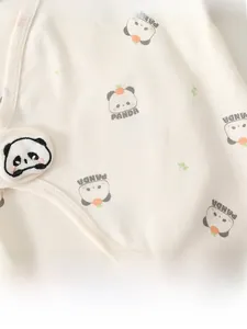 Dettaglio di pagliaccetto per neonati in morbido cotone con panda e stampe fini