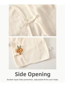 Détail du haut cache-cœur en coton pour bébé avec attaches et motif carotte