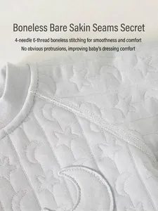 Barboteuse bébé avec motif étoiles et coutures sans couture à 4 aiguilles et 6 fils