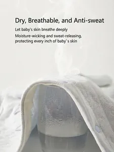 Barboteuse matelassée grise pour bébé avec tissu respirant montrant l'évacuation de la vapeur