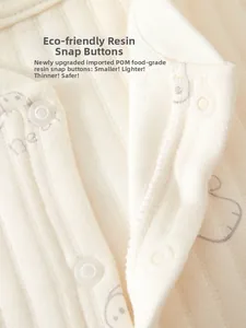 Détail des pressions en résine alimentaire sur tissu côtelé doux pour bébé dors-bien