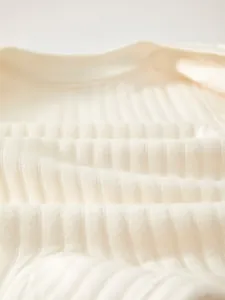 Vue macro du tissu en coton côtelé doux et respirant pour barboteuse de nouveau-né