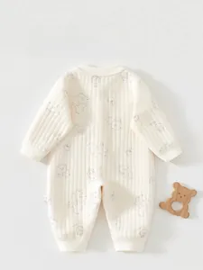 Détail du dos d'une grenouillère bébé en coton côtelé crème avec motif ours