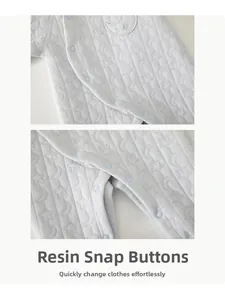 Détail de barboteuse matelassée pour bébé avec boutons-pression et gaufrage lune