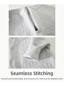Détail d'une grenouillère matelassée pour bébé avec couture sans os et motifs de lune
