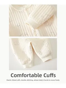 Détail des poignets côtelés du barboteuse bébé et des coutures doubles avec motif ours
