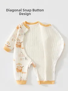 Détail de la combinaison matelassée pour bébé avec bordures jaunes et boutons-pression