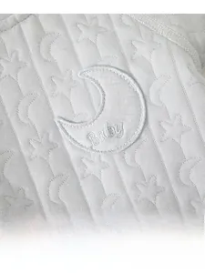 Vue détaillée du tissu tricoté gris avec motifs étoiles et lune et broderie Baby