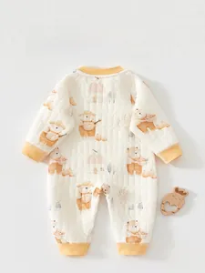 Détail du dos d'une barboteuse matelassée pour bébé avec imprimés ours et maison