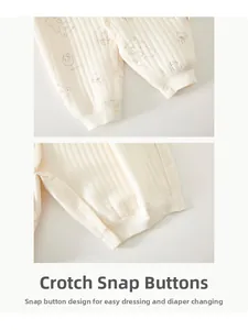 Détails de la grenouillère bébé avec boutons-pression et tissu en maille côtelée