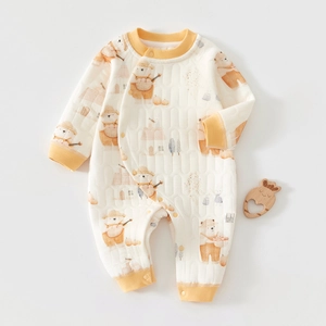 Vue détaillée de la barboteuse matelassée pour bébé avec motifs d'ours et poignets côtelés jaunes