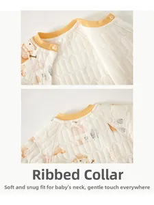 Détail du col d'un barboteuse matelassée pour bébé avec liseré jaune et motifs d'ours