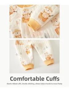 Détails du tissu en coton matelassé avec motifs d'ours et poignets côtelés pour bébé