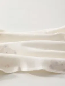 Dettaglio in cotone morbido e traspirante con sottili stampe a cartoni per neonati