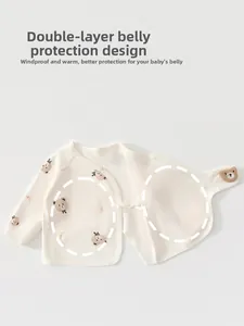 Dettaglio della protezione addominale a doppio strato sulla maglia kimono in cotone neonato