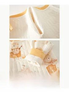 Détail d'une grenouillère en coton pour bébé avec tissu matelassé et motifs d'oursons