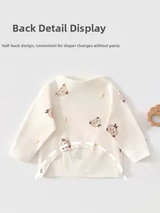 Dettaglio maglia neonato in cotone a maniche lunghe con design aperto sulla schiena per il cambio