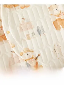 Détail d'une barboteuse matelassée pour bébé en coton avec imprimé ours et boutons