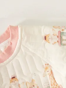 Body matelassé pour bébé avec motif girafe et bord-côte rose doux à l'encolure