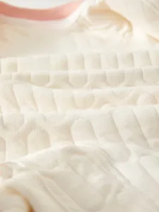 Vue macro d'un tissu bébé matelassé doux avec des motifs ondulés respirants