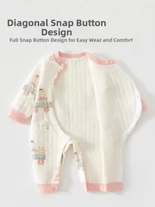 Détail de la barboteuse bébé avec pressions diagonales pour un habillage facile