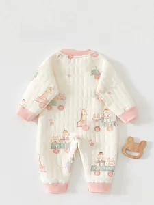 Vue arrière détaillée d'une barboteuse matelassée en coton pour bébé avec motifs d'animaux