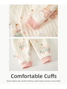 Détail de la barboteuse matelassée pour bébé montrant les poignets côtelés et les coutures