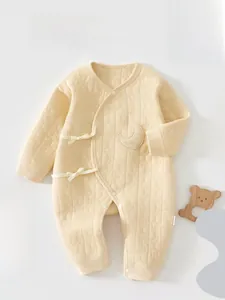 Detail der gesteppten Baby-Einteiler mit Stern-Mond-Muster und weicher Mond-Stickerei