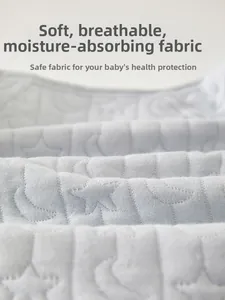 Détail du tissu en coton doux et respirant avec motifs de lune et d'étoiles matelassés