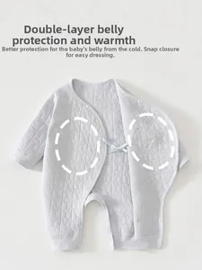 Détail de la barboteuse matelassée pour bébé avec motifs lune et protection ventrale