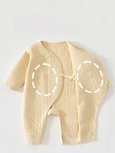 Detailansicht eines gesteppten Baby-Einteilers mit Sternenmuster und Bindeband