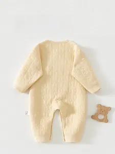 Rückansicht eines gesteppten Baby-Bodys mit geprägten Sternen- und Mondmustern