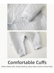 Détail de la combinaison bébé bleu clair avec poignets élastiques et texture matelassée