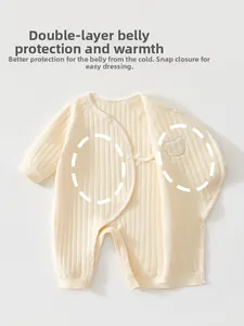 Détail de la grenouillère bébé avec protection ventrale doublée et boutons-pression