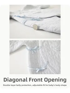 Détail de la brassière matelassée pour bébé avec liens latéraux et motif lune protecteur