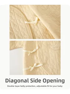 Detail der wattierten Baby-Wickeljacke mit Stern-Mond-Struktur und seitlicher Bindung