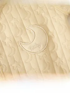 Detail eines Baby-Bodysuits mit Stern-Mond-Jacquard und Mond-Stickerei