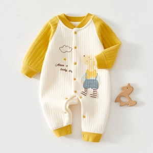 Dettaglio della tutina per neonato con stampa a giraffa e bottoni a pressione in cotone