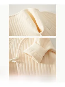 Détail d'une barboteuse matelassée pour nouveau-né avec coutures plates et liens doux