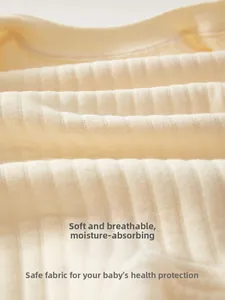 Détail macro du tissu en coton côtelé respirant pour barboteuse douce de nouveau-né
