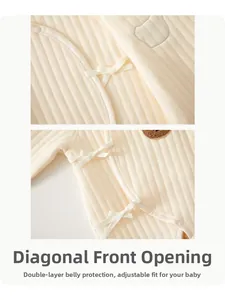 Détail d'une barboteuse kimono pour bébé avec ouverture latérale et protection du ventre