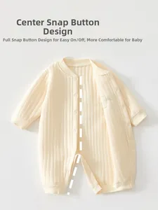 Détail de la barboteuse bébé avec boutons-pression de l'encolure jusqu'à l'entrejambe
