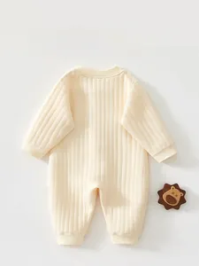 Vue arrière d'une grenouillère bébé beige en maille côtelée avec étiquette de lavage