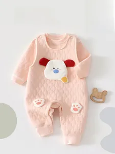 Vue détaillée d'un body matelassé rose pour bébé avec motif chien mignon et empreintes