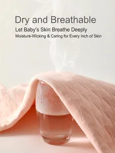 Barboteuse matelassée rose pour bébé montrant la respirabilité du tissu en coton
