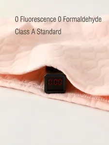 Ensemble d'hiver pour bébé en tissu matelassé rose clair avec sécurité certifiée classe A