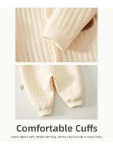 Détail des poignets côtelés élastiques et coutures doubles du body bébé
