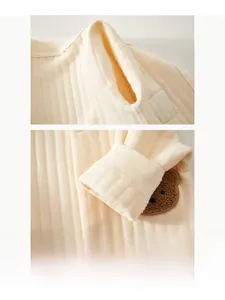 Détail d'une grenouillère bébé montrant la couture plate et la texture douce côtelée